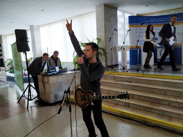 Іt's my life у виконанні студента факультету мистецтв Степана Лоїка